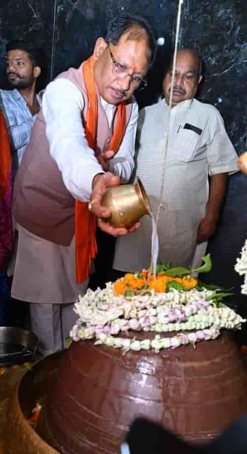 CM ने हाटकेश्वर महादेव मंदिर में की विशेष पूजा, प्रदेश की खुशहाली की मांगी कामना