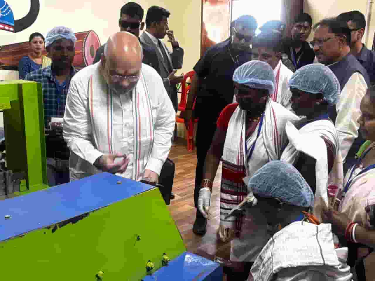 अमित शाह को भाया बस्तर की इमली का स्वाद, बोले—यह खट्टी नहीं मीठी है अमित शाह को भाया बस्तर की इमली का स्वाद, बोले—यह खट्टी नहीं मीठी है