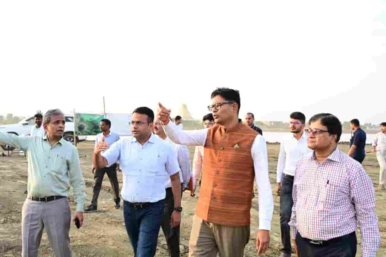 विकास की रफ्तार पर नजर—नवा रायपुर में निरीक्षण के दौरान दिखी नई योजनाओं की झलक विकास की रफ्तार पर नजर—नवा रायपुर में निरीक्षण के दौरान दिखी नई योजनाओं की झलक