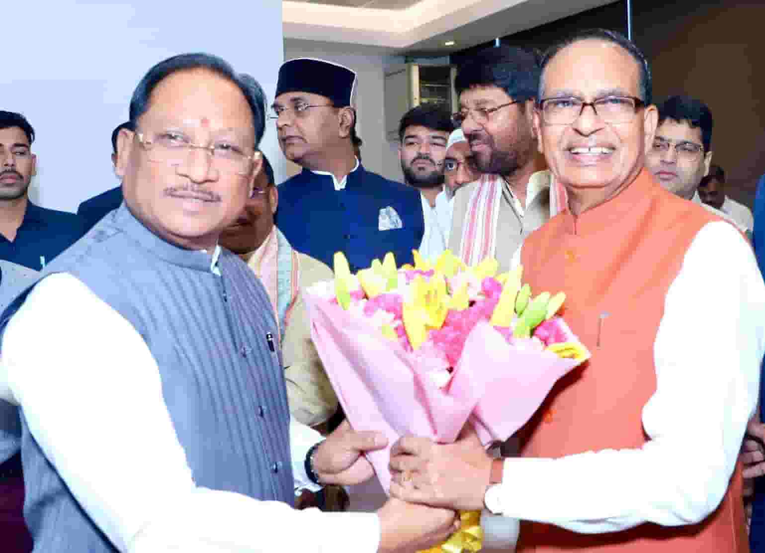 मुख्यमंत्री विष्णुदेव साय ‘अपनापन’ के विमोचन समारोह में शामिल हुए मुख्यमंत्री विष्णुदेव साय ‘अपनापन’ के विमोचन समारोह में शामिल हुए