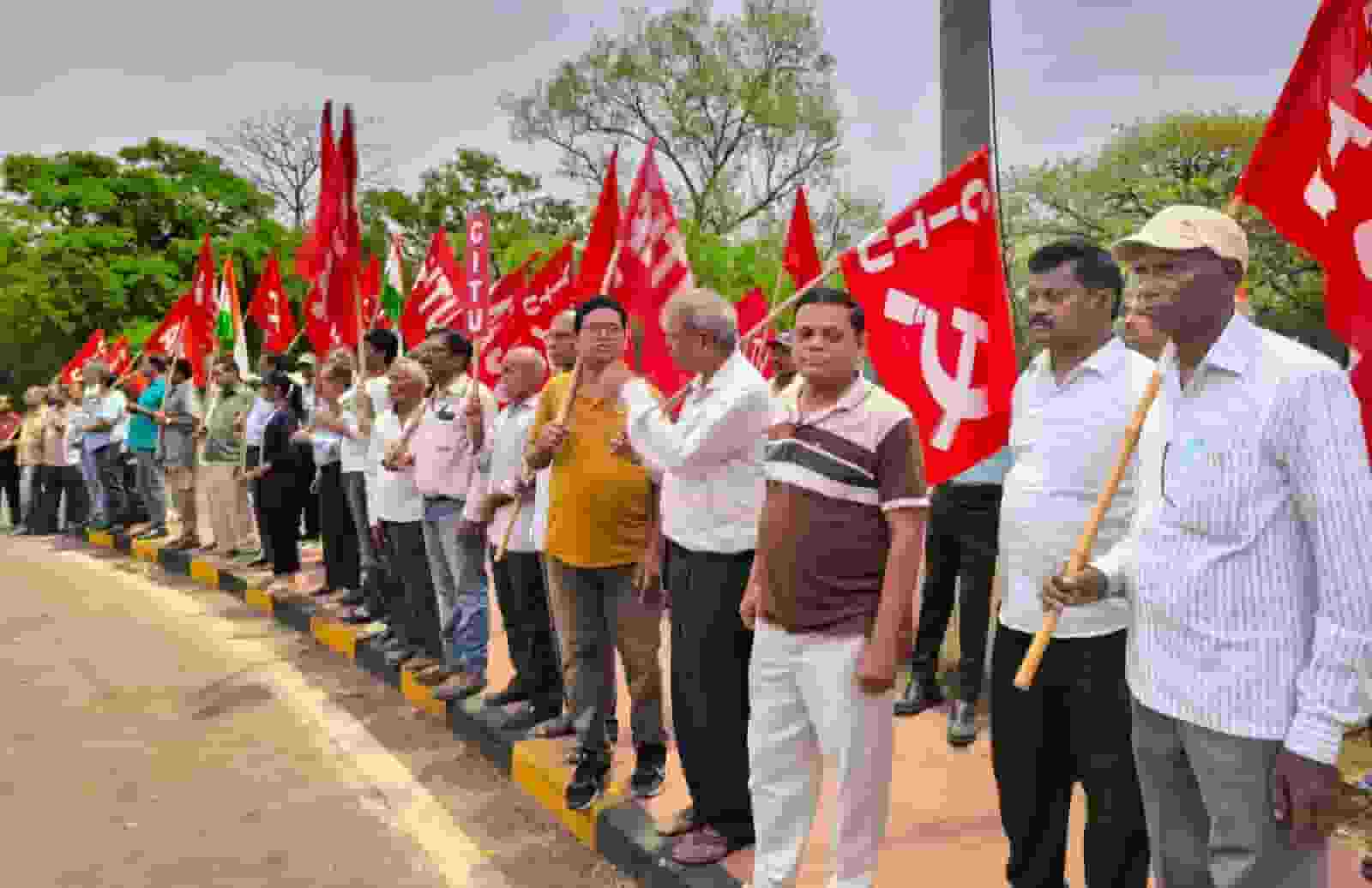 लेबर कोड के विरोध में भिलाई में उग्र प्रदर्शन! ट्रेड यूनियनों ने केंद्र सरकार के खिलाफ खोला मोर्चा लेबर कोड के विरोध में भिलाई में उग्र प्रदर्शन! ट्रेड यूनियनों ने केंद्र सरकार के खिलाफ खोला मोर्चा