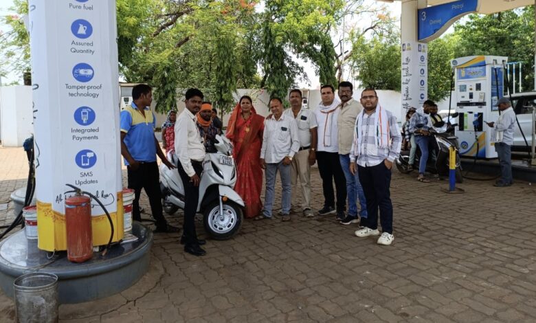 बढ़ती कीमतों और सीमित आपूर्ति के विरोध में कांग्रेस ने प्रदर्शन किया बढ़ती कीमतों और सीमित आपूर्ति के विरोध में कांग्रेस ने प्रदर्शन किया