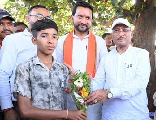 मेहनत का सम्मान—सुशासन तिहार में चमके गिरवर पटेल
