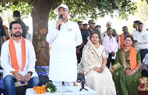 मुख्यमंत्री ने सरोधी में चौपाल लगाकर जनता की समस्याएं सुनीं