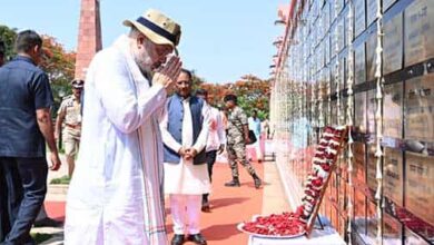 वीरों के सम्मान में झुका राष्ट्र — अमर वाटिका में श्रद्धा और संवेदना का दृश्य