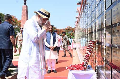 वीरों के सम्मान में झुका राष्ट्र — अमर वाटिका में श्रद्धा और संवेदना का दृश्य वीरों के सम्मान में झुका राष्ट्र — अमर वाटिका में श्रद्धा और संवेदना का दृश्य