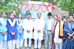 अब गांव-गांव पहुंचेगी डिजिटल पढ़ाई! मुख्यमंत्री साय ने ‘कामयाबी वैन’ को किया रवाना अब गांव-गांव पहुंचेगी डिजिटल पढ़ाई! मुख्यमंत्री साय ने ‘कामयाबी वैन’ को किया रवाना