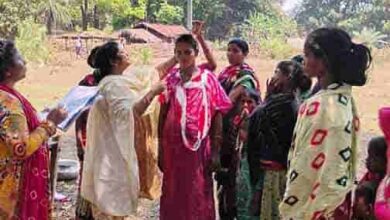 दुर्गम रास्तों को पार कर स्वास्थ्य टीम पहुंची बड़ेपल्ली! 227 ग्रामीणों की हुई जांच