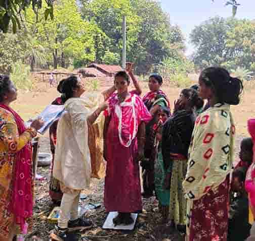 दुर्गम रास्तों को पार कर स्वास्थ्य टीम पहुंची बड़ेपल्ली! 227 ग्रामीणों की हुई जांच