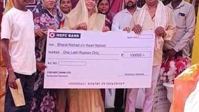 सुशासन तिहार के तहत मत्स्य पालक भरत निषाद को ₹1 लाख की सहायता मिली