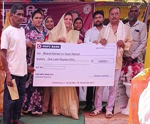 सुशासन तिहार के तहत मत्स्य पालक भरत निषाद को ₹1 लाख की सहायता मिली