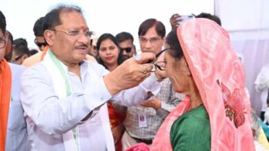 मुख्यमंत्री विष्णु देव साय ने हितग्राहियों को नजर के चश्मे वितरित किए
