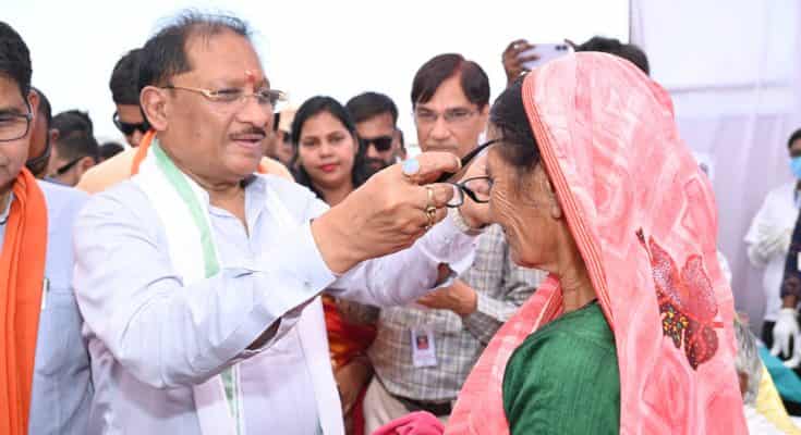 मुख्यमंत्री विष्णु देव साय ने हितग्राहियों को नजर के चश्मे वितरित किए