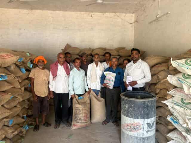 खाद-बीज वितरण में अनियमितता पर बड़ा एक्शन! प्रशासन ने 8 केंद्रों पर लगाया बैन