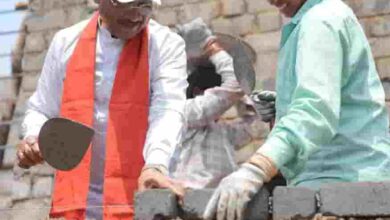 नेतृत्व का जमीनी रूप—श्रमिक बहनों संग ईंट जोड़कर दिया संदेश