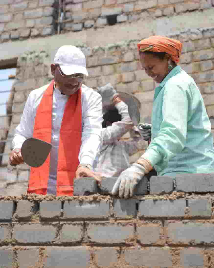नेतृत्व का जमीनी रूप—श्रमिक बहनों संग ईंट जोड़कर दिया संदेश