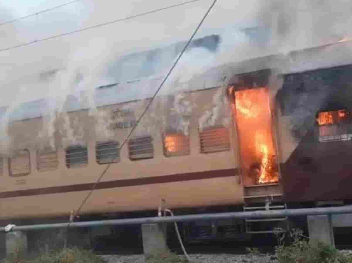 चीखें, धुआं और भगदड़ — रेलवे स्टेशन पर कुछ मिनटों में बदल गया माहौल