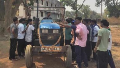 बारूद से हरियाली तक — ट्रैक्टर के स्टीयरिंग ने बदली जिंदगी की दिशा बारूद से हरियाली तक — ट्रैक्टर के स्टीयरिंग ने बदली जिंदगी की दिशा
