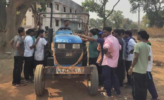 बारूद से हरियाली तक — ट्रैक्टर के स्टीयरिंग ने बदली जिंदगी की दिशा बारूद से हरियाली तक — ट्रैक्टर के स्टीयरिंग ने बदली जिंदगी की दिशा
