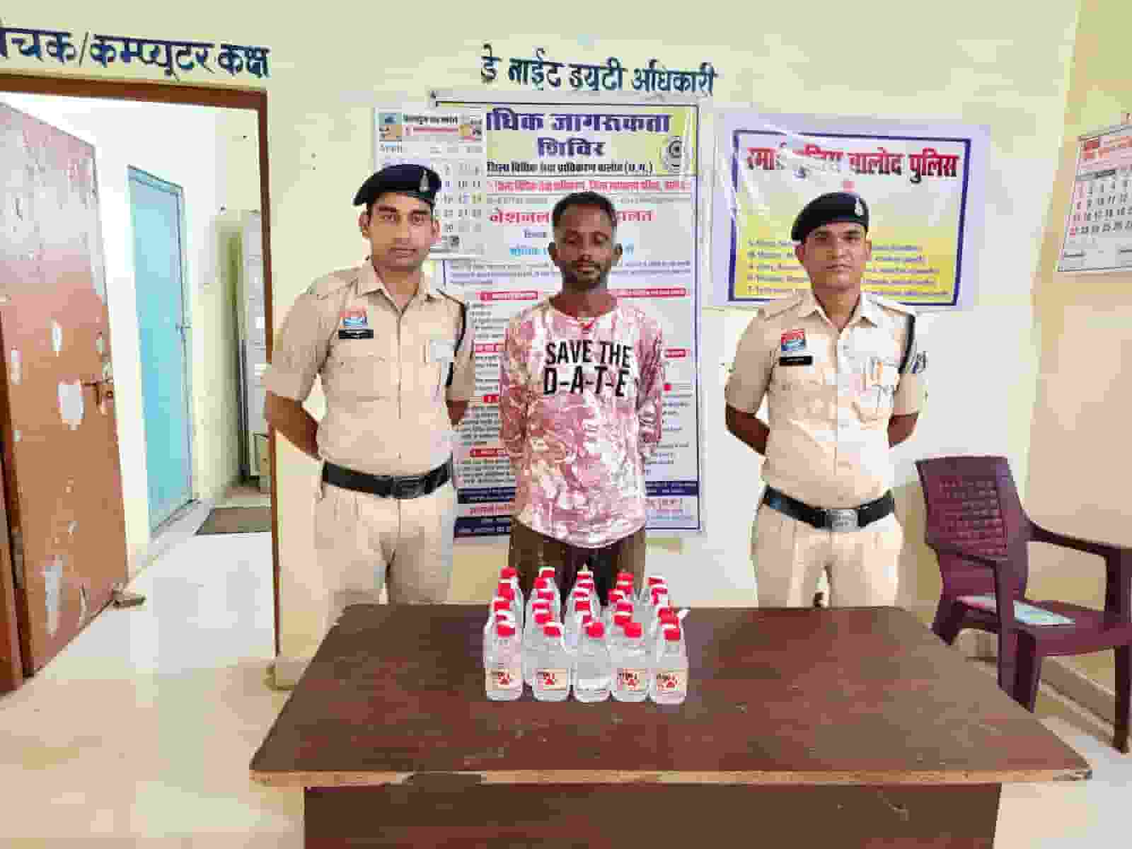 नशे के कारोबार पर वार: पुलिस की कार्रवाई में अवैध शराब सहित आरोपी गिरफ्तार नशे के कारोबार पर वार: पुलिस की कार्रवाई में अवैध शराब सहित आरोपी गिरफ्तार