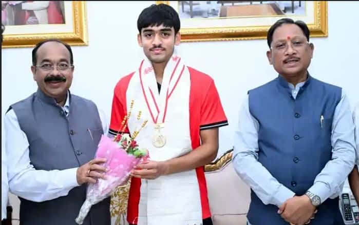 हॉकी स्टिक से रचा इतिहास, अवि मानिकपुरी की सफलता पर मुख्यमंत्री ने दी शुभकामनाएं हॉकी स्टिक से रचा इतिहास, अवि मानिकपुरी की सफलता पर मुख्यमंत्री ने दी शुभकामनाएं