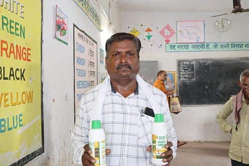 तकनीक से समृद्धि की ओर: नैनो यूरिया ने बदली किसान गुलाबचंद राठौर की खेती की तस्वीर तकनीक से समृद्धि की ओर: नैनो यूरिया ने बदली किसान गुलाबचंद राठौर की खेती की तस्वीर