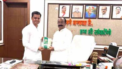 उप मुख्यमंत्री अरुण साव को भेंट किया गया महिला समूहों द्वारा उत्पादित विष्णुभोग चावल
