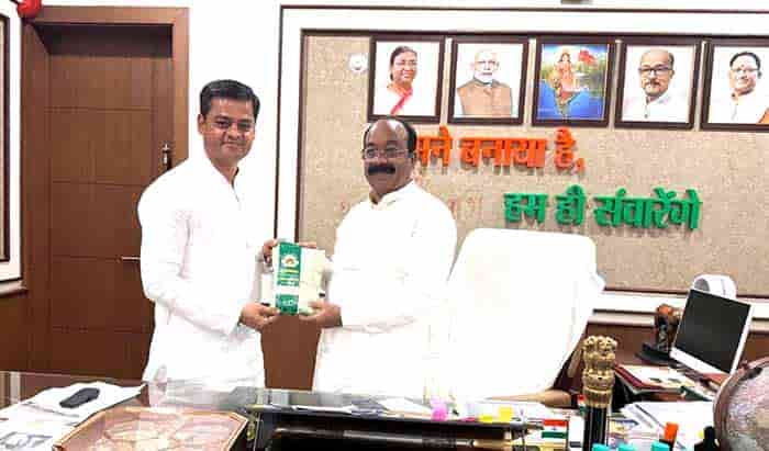 उप मुख्यमंत्री अरुण साव को भेंट किया गया महिला समूहों द्वारा उत्पादित विष्णुभोग चावल उप मुख्यमंत्री अरुण साव को भेंट किया गया महिला समूहों द्वारा उत्पादित विष्णुभोग चावल