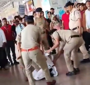 आगरा कैंट कांड! DSS से कथित मारपीट के बाद 4 RPF जवान सस्पेंड, जांच शुरू आगरा कैंट कांड! DSS से कथित मारपीट के बाद 4 RPF जवान सस्पेंड, जांच शुरू