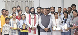 मुख्यमंत्री विष्णुदेव साय ने मेधावी विद्यार्थियों को सम्मानित किया और उनके उज्ज्वल भविष्य की शुभकामनाएं दीं मुख्यमंत्री विष्णुदेव साय ने मेधावी विद्यार्थियों को सम्मानित किया और उनके उज्ज्वल भविष्य की शुभकामनाएं दीं