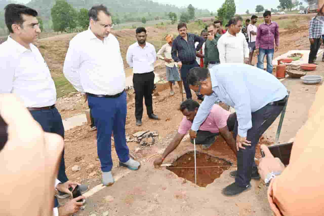 नारायणपुर जिला प्रशासन की अनूठी पहल: दुर्गम वनांचल गांवों तक ट्रैक्टर से पहुंचाया गया 3 माह का राशन, 151 परिवारों को मिली बड़ी राहत