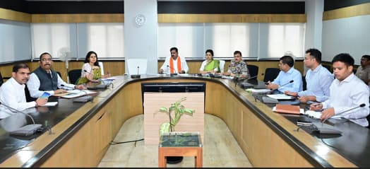 विकास की नई राह पर नक्सल प्रभावित क्षेत्र, पुनर्वास और प्रगति को लेकर सख्त निर्देश विकास की नई राह पर नक्सल प्रभावित क्षेत्र, पुनर्वास और प्रगति को लेकर सख्त निर्देश