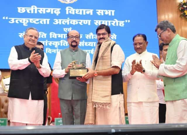 छत्तीसगढ़ विधानसभा की कार्यशैली की गूंज! राज्यपाल रमेन डेका ने बताया उत्कृष्ट संसदीय परंपरा का उदाहरण छत्तीसगढ़ विधानसभा की कार्यशैली की गूंज! राज्यपाल रमेन डेका ने बताया उत्कृष्ट संसदीय परंपरा का उदाहरण