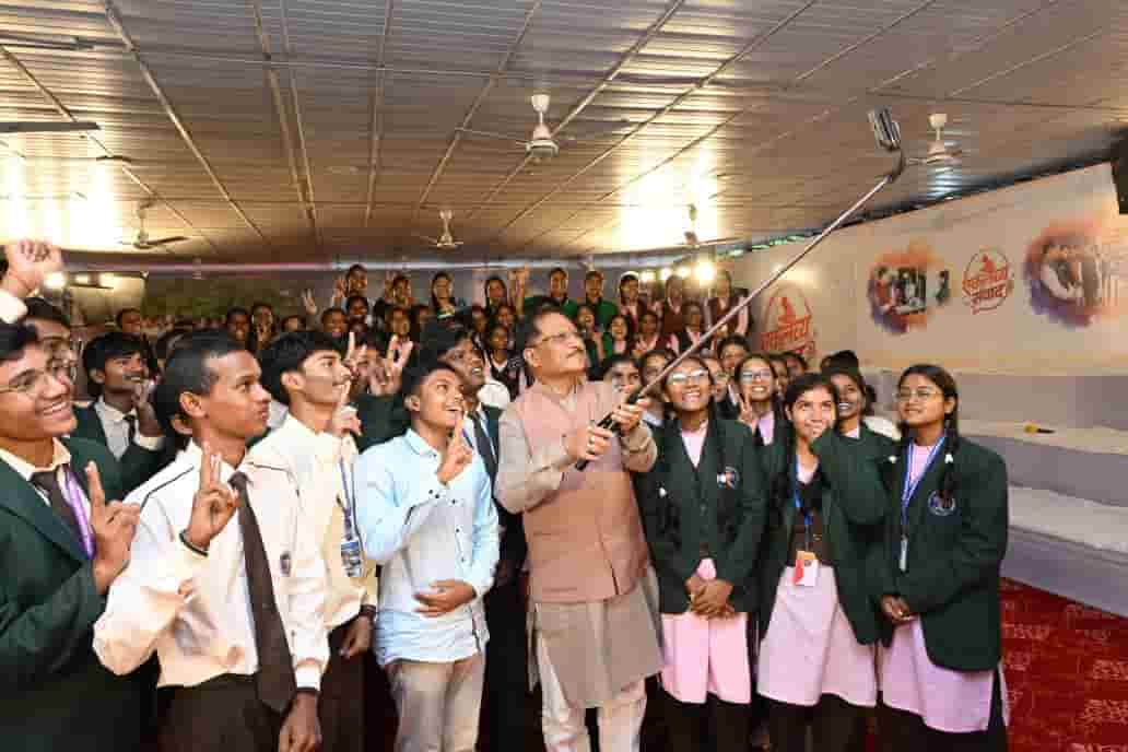 मुख्यमंत्री साय ने NEET सफल जनजातीय विद्यार्थियों से किया आत्मीय संवाद