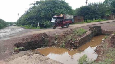 अकलोरडीह चौक के सड़क किनारे गड्ढे से दुर्घटनाओं का खतरा