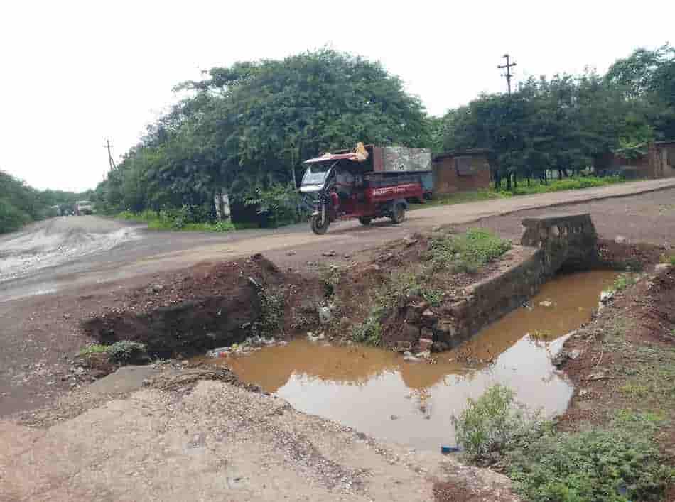 अकलोरडीह चौक के सड़क किनारे गड्ढे से दुर्घटनाओं का खतरा