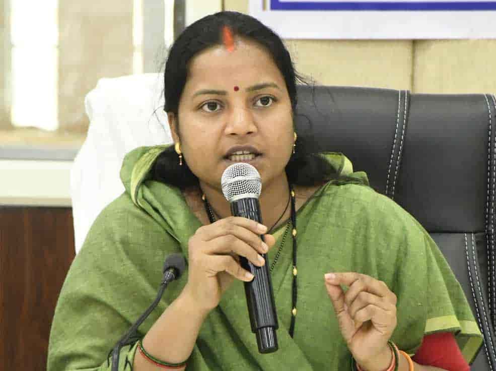 एक्शन मोड में मंत्री लक्ष्मी राजवाड़े! बलरामपुर में योजनाओं की समीक्षा, अधिकारियों को दिए सख्त निर्देश एक्शन मोड में मंत्री लक्ष्मी राजवाड़े! बलरामपुर में योजनाओं की समीक्षा, अधिकारियों को दिए सख्त निर्देश