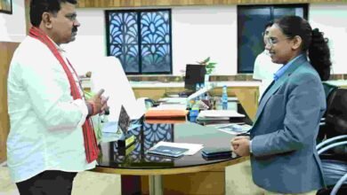 उपमुख्यमंत्री विजय शर्मा ने राष्ट्रपति भवन से आमंत्रण मिलने पर रेणुका गोस्वामी को दी बधाई उपमुख्यमंत्री विजय शर्मा ने राष्ट्रपति भवन से आमंत्रण मिलने पर रेणुका गोस्वामी को दी बधाई