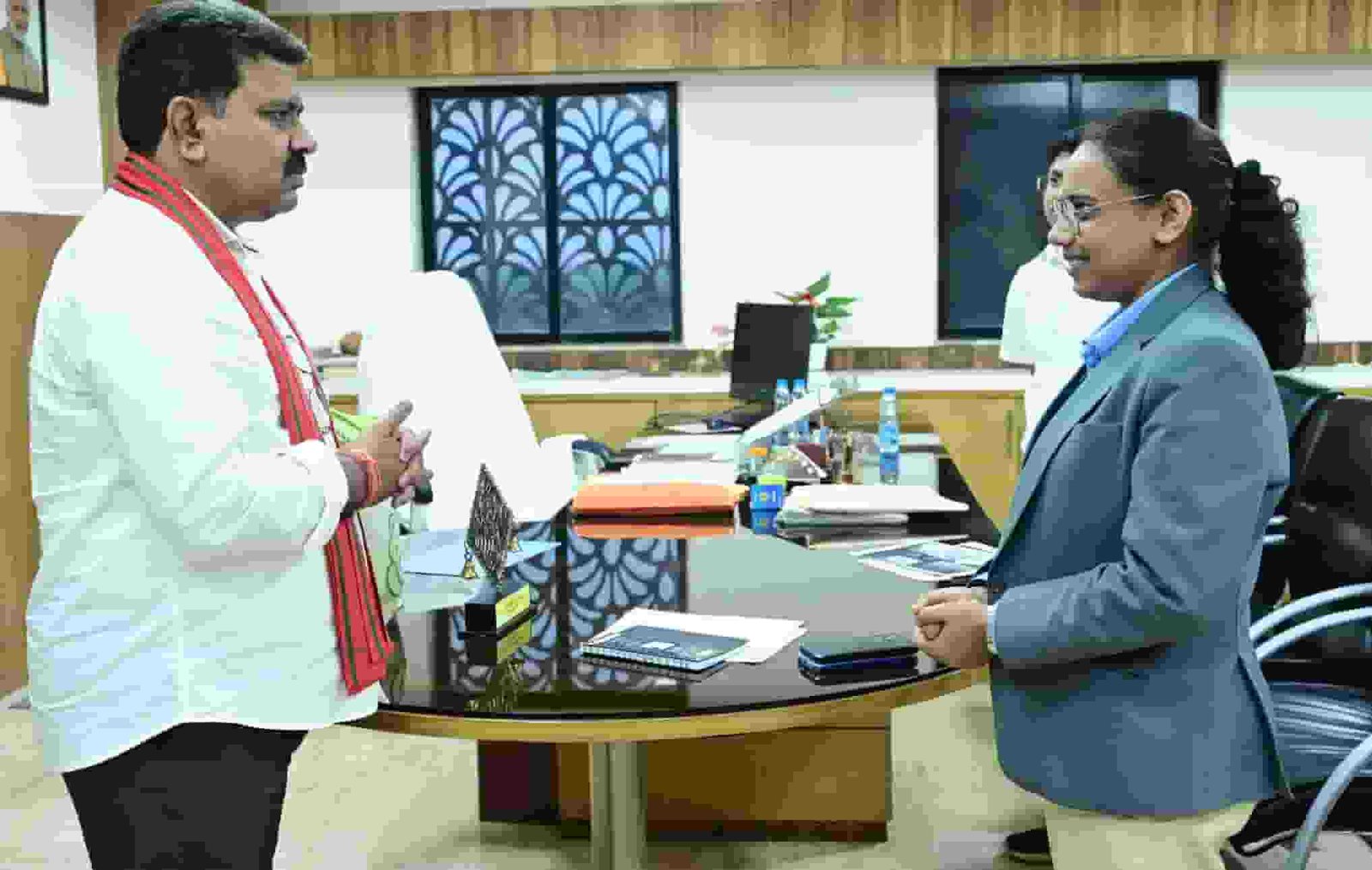 उपमुख्यमंत्री विजय शर्मा ने राष्ट्रपति भवन से आमंत्रण मिलने पर रेणुका गोस्वामी को दी बधाई उपमुख्यमंत्री विजय शर्मा ने राष्ट्रपति भवन से आमंत्रण मिलने पर रेणुका गोस्वामी को दी बधाई