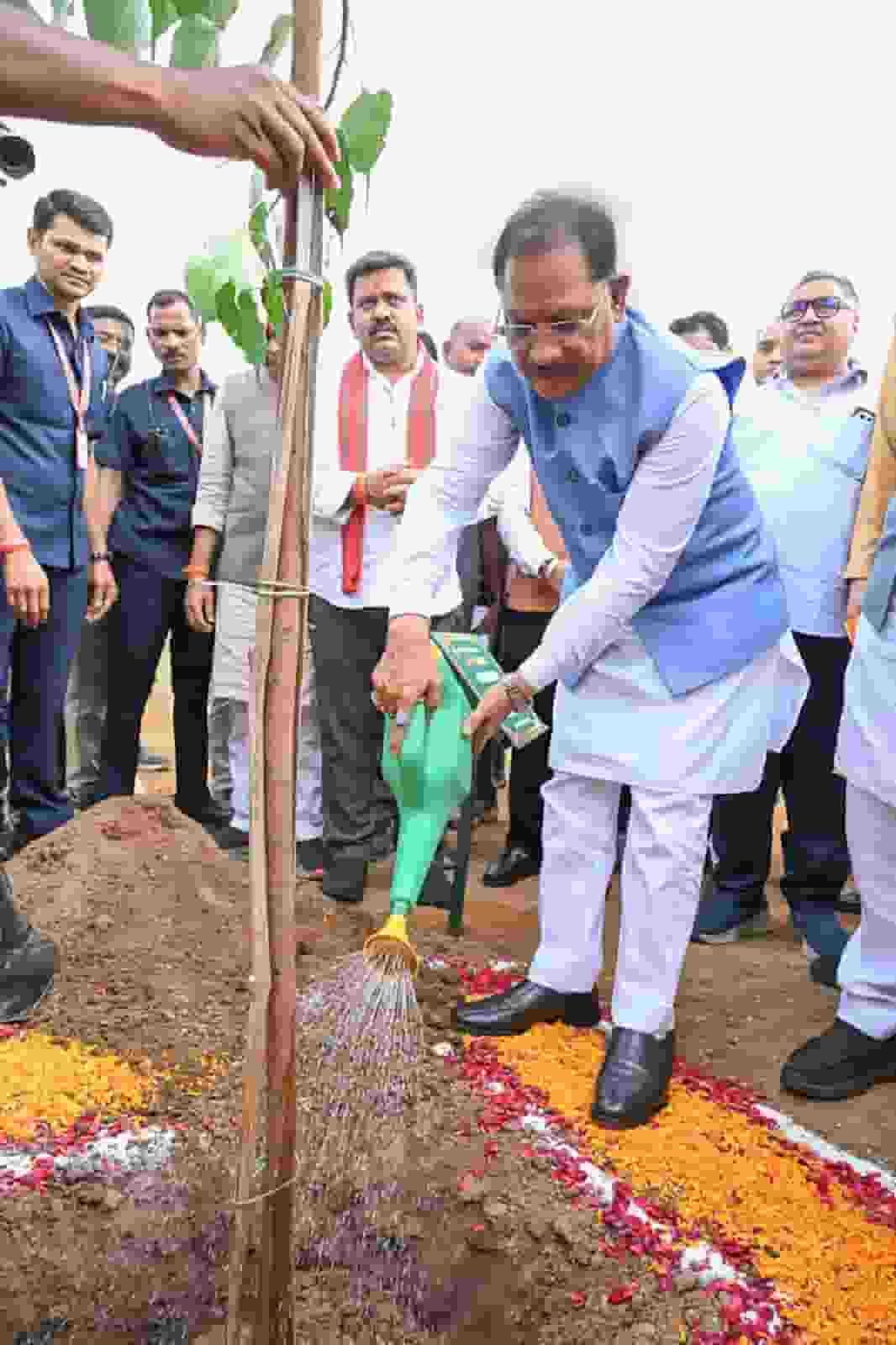 मुख्यमंत्री विष्णुदेव साय ने अपनी माँ के नाम पर लगाया पीपल का पौधा, वन महोत्सव-2026 का हुआ शुभारंभ मुख्यमंत्री विष्णुदेव साय ने अपनी माँ के नाम पर लगाया पीपल का पौधा, वन महोत्सव-2026 का हुआ शुभारंभ