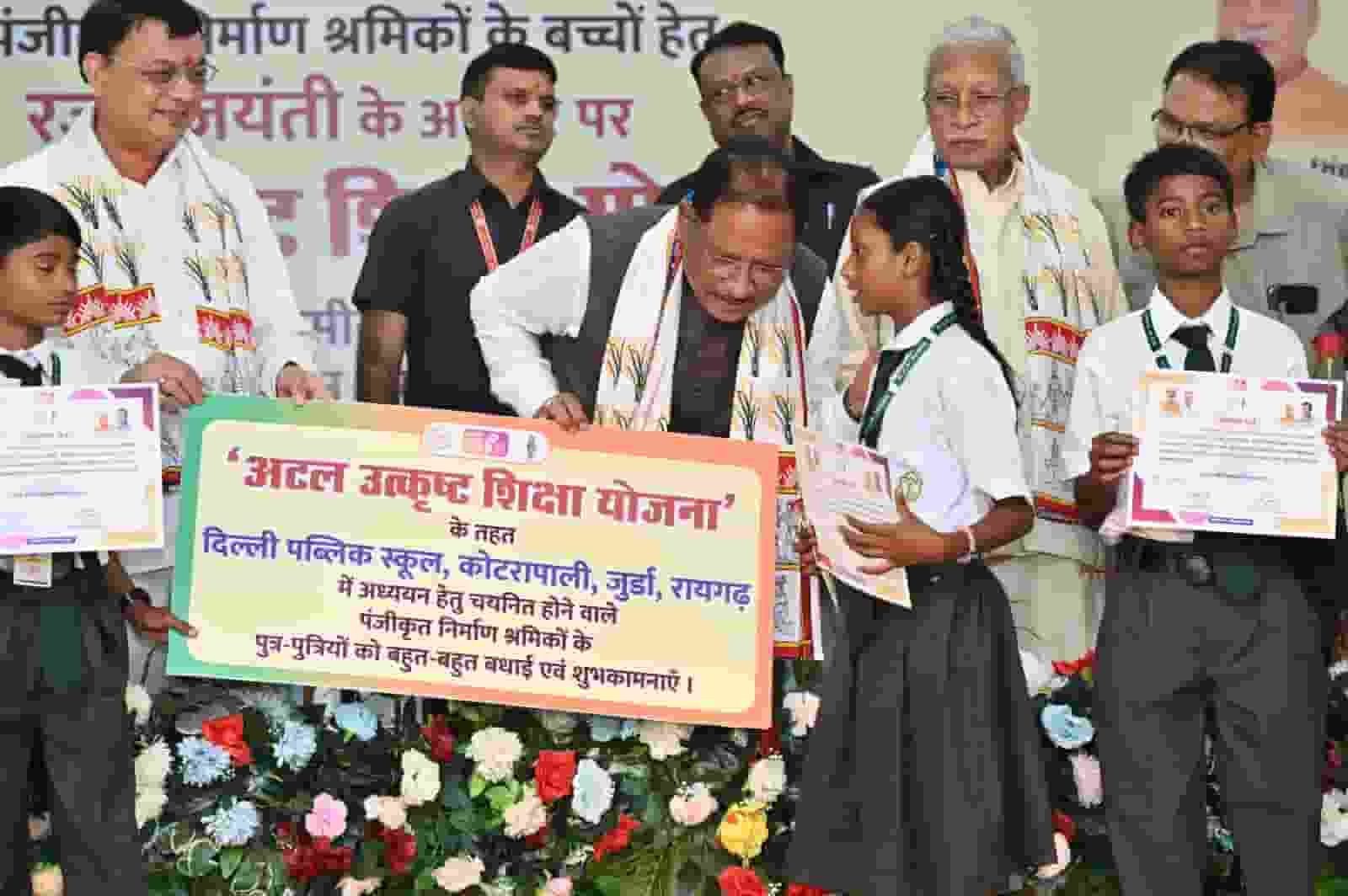 ढाई साल की उपलब्धियाँ: छत्तीसगढ़ को श्रमिक कल्याण के क्षेत्र में नई पहचान ढाई साल की उपलब्धियाँ: छत्तीसगढ़ को श्रमिक कल्याण के क्षेत्र में नई पहचान