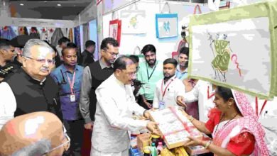 छत्तीसगढ़ के कोसा को मिली ग्लोबल पहचान! मुख्यमंत्री ने लॉन्च किया प्रीमियम ब्रांड ‘कोशल फैब’ छत्तीसगढ़ के कोसा को मिली ग्लोबल पहचान! मुख्यमंत्री ने लॉन्च किया प्रीमियम ब्रांड ‘कोशल फैब’