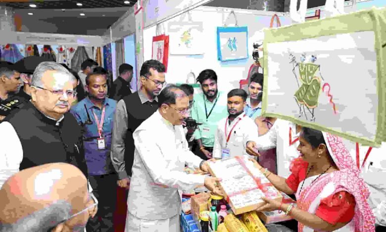छत्तीसगढ़ के कोसा को मिली ग्लोबल पहचान! मुख्यमंत्री ने लॉन्च किया प्रीमियम ब्रांड ‘कोशल फैब’ छत्तीसगढ़ के कोसा को मिली ग्लोबल पहचान! मुख्यमंत्री ने लॉन्च किया प्रीमियम ब्रांड ‘कोशल फैब’