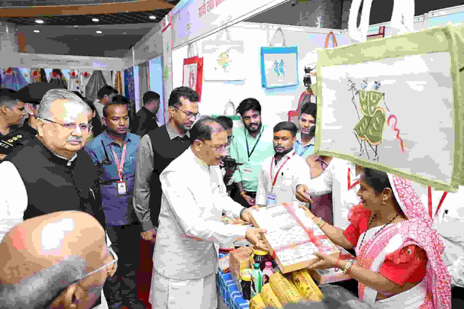छत्तीसगढ़ के कोसा को मिली ग्लोबल पहचान! मुख्यमंत्री ने लॉन्च किया प्रीमियम ब्रांड ‘कोशल फैब’