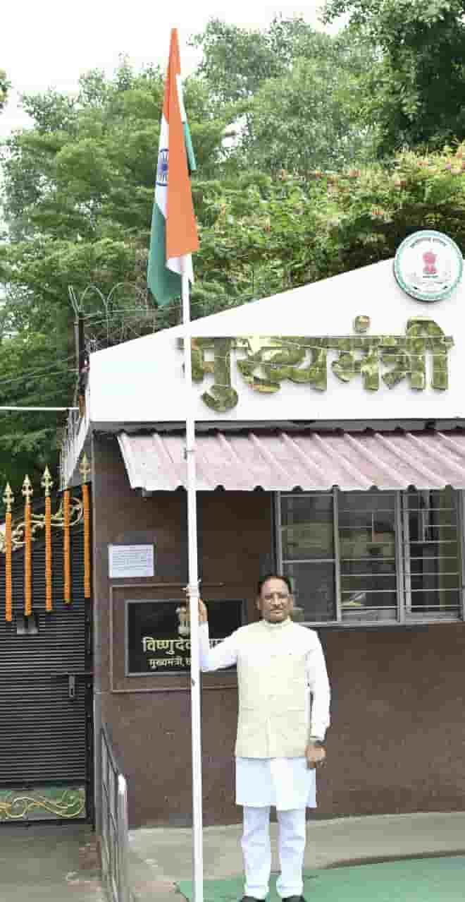 तीन रंग, एक पहचान—तिरंगे में बसता है भारत का स्वाभिमान और एकता तीन रंग, एक पहचान—तिरंगे में बसता है भारत का स्वाभिमान और एकता