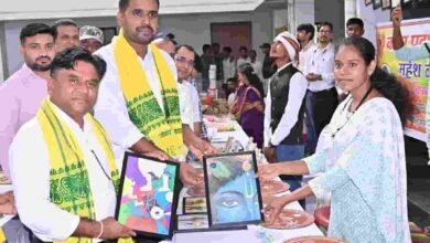 जनजातीय कारीगरों के हुनर की धूम! 20 कलाकारों के स्टॉल, अब मिलेगा व्यापक बाजार जनजातीय कारीगरों के हुनर की धूम! 20 कलाकारों के स्टॉल, अब मिलेगा व्यापक बाजार
