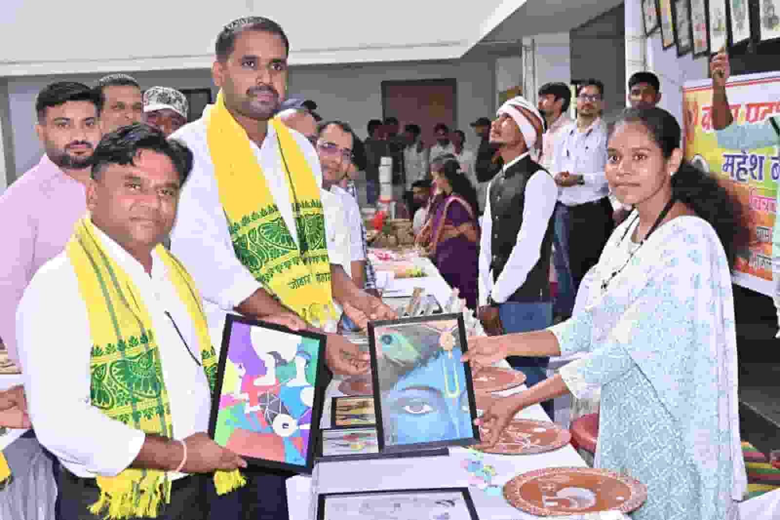 जनजातीय कारीगरों के हुनर की धूम! 20 कलाकारों के स्टॉल, अब मिलेगा व्यापक बाजार जनजातीय कारीगरों के हुनर की धूम! 20 कलाकारों के स्टॉल, अब मिलेगा व्यापक बाजार