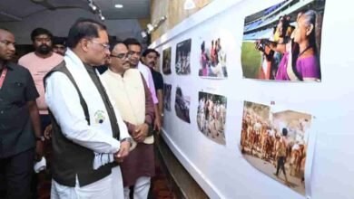 फ्रेम में कैद यादें, आंखों के सामने गुजरा सफर—‘दृश्य संवाद 2026’ में भावुक हुए CM साय