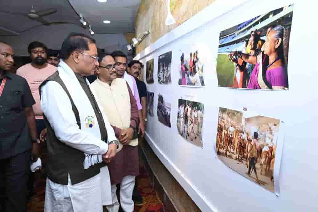 फ्रेम में कैद यादें, आंखों के सामने गुजरा सफर—‘दृश्य संवाद 2026’ में भावुक हुए CM साय फ्रेम में कैद यादें, आंखों के सामने गुजरा सफर—‘दृश्य संवाद 2026’ में भावुक हुए CM साय