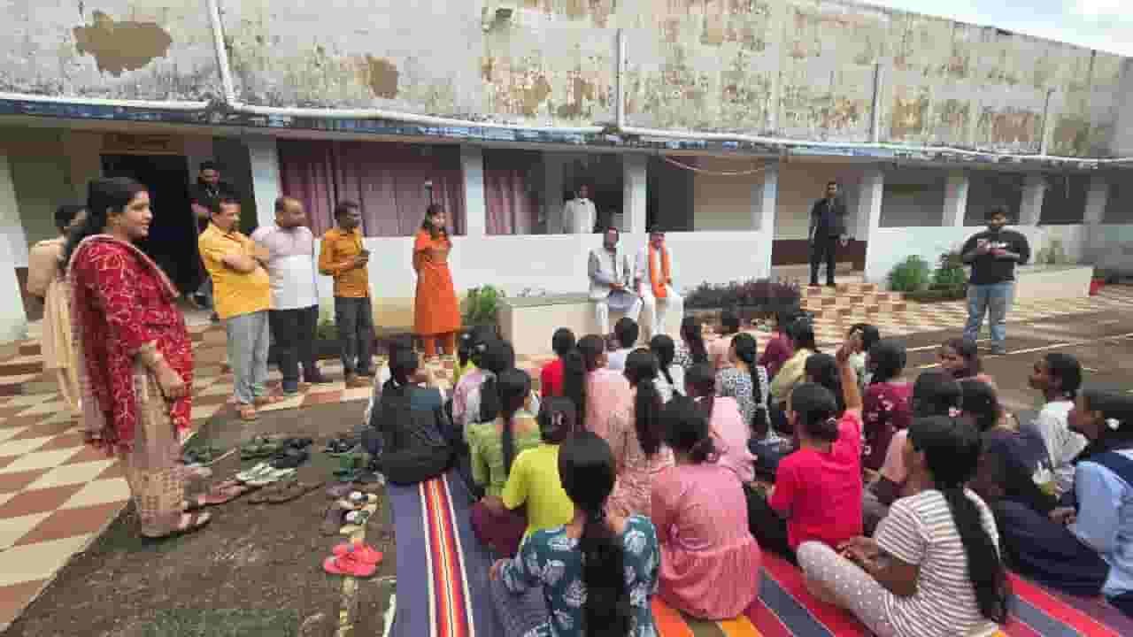 बिना सूचना पहुंचे मंत्री, परखी छात्राओं की सुविधाएं—रामविचार नेताम ने लिया छात्रावास का जायजा बिना सूचना पहुंचे मंत्री, परखी छात्राओं की सुविधाएं—रामविचार नेताम ने लिया छात्रावास का जायजा